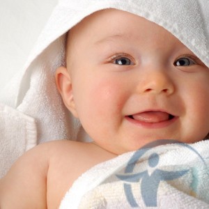 Изображение - Полис медицинского страхования для новорожденного Mladenec-ulybaetsya-300x300