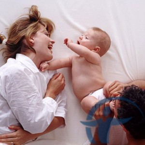 Изображение - Полис медицинского страхования для новорожденного Schastlivye-roditeli-i-mladenec-300x300