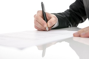 рука подписывающая документ