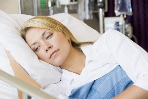 женщина лежащая на больничной койке