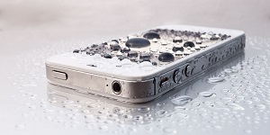 мобильный  телефон в воде
